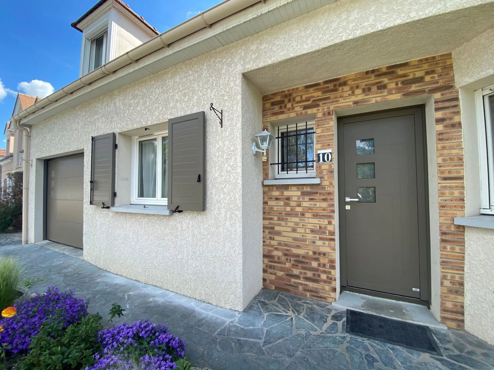 Porte d’entrée, volets et porte de garage coordonnés couleur taupe, réseau OuvertureS
