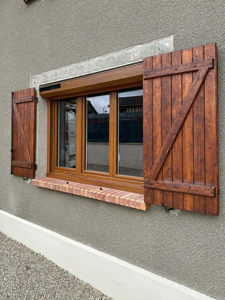 Volets battants bois, posé par SMC Menuiseries