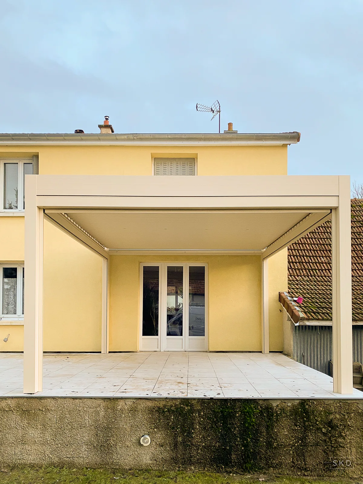 Pergola aluminium blanche adossée à une maison dans la Marne