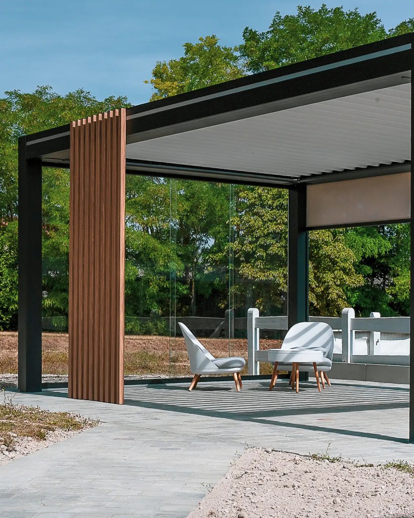 Pergola bioclimatique aluminium anthracite au showroom de Cormontreuil