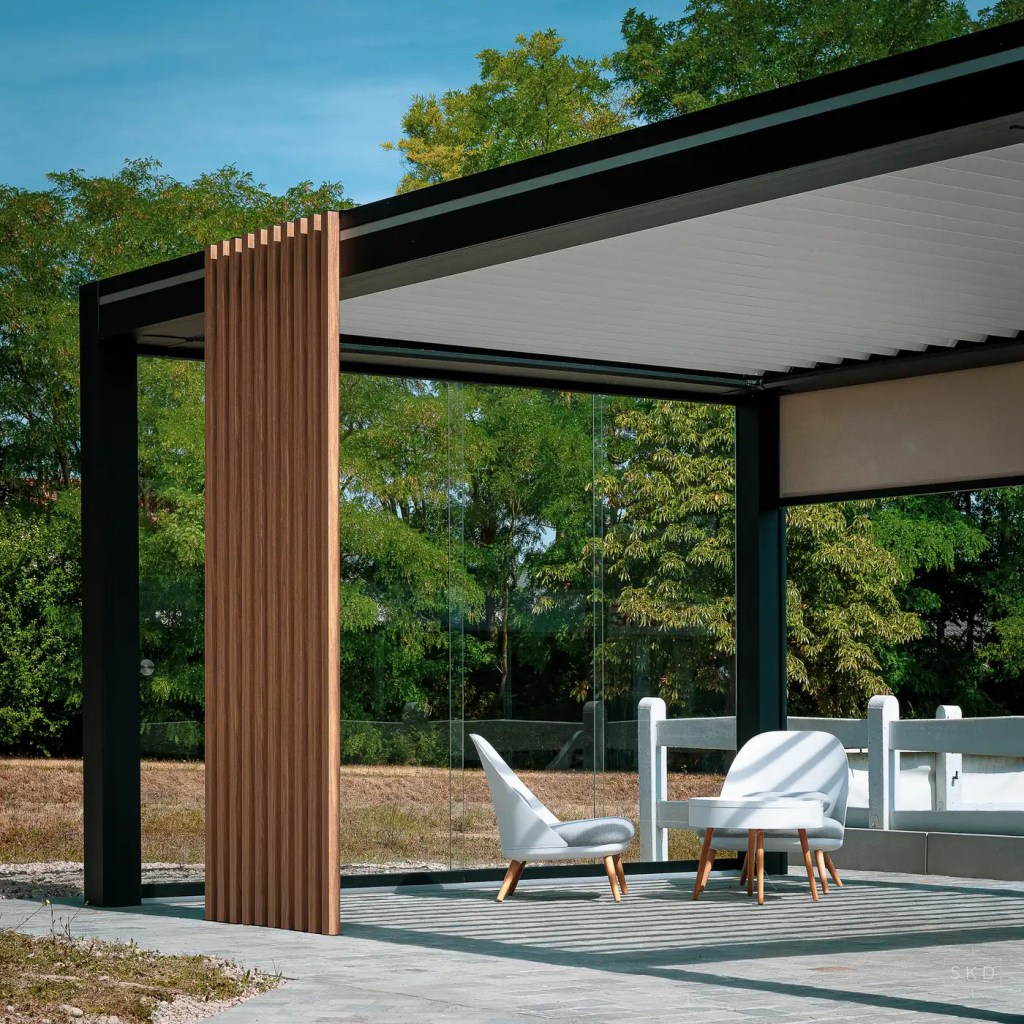 Pergola bioclimatique aluminium et salon de jardin au showroom de Cormontreuil