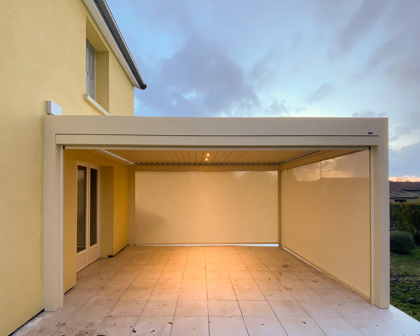 Pergola aluminium éclairée sur une terrasse dans la Marne