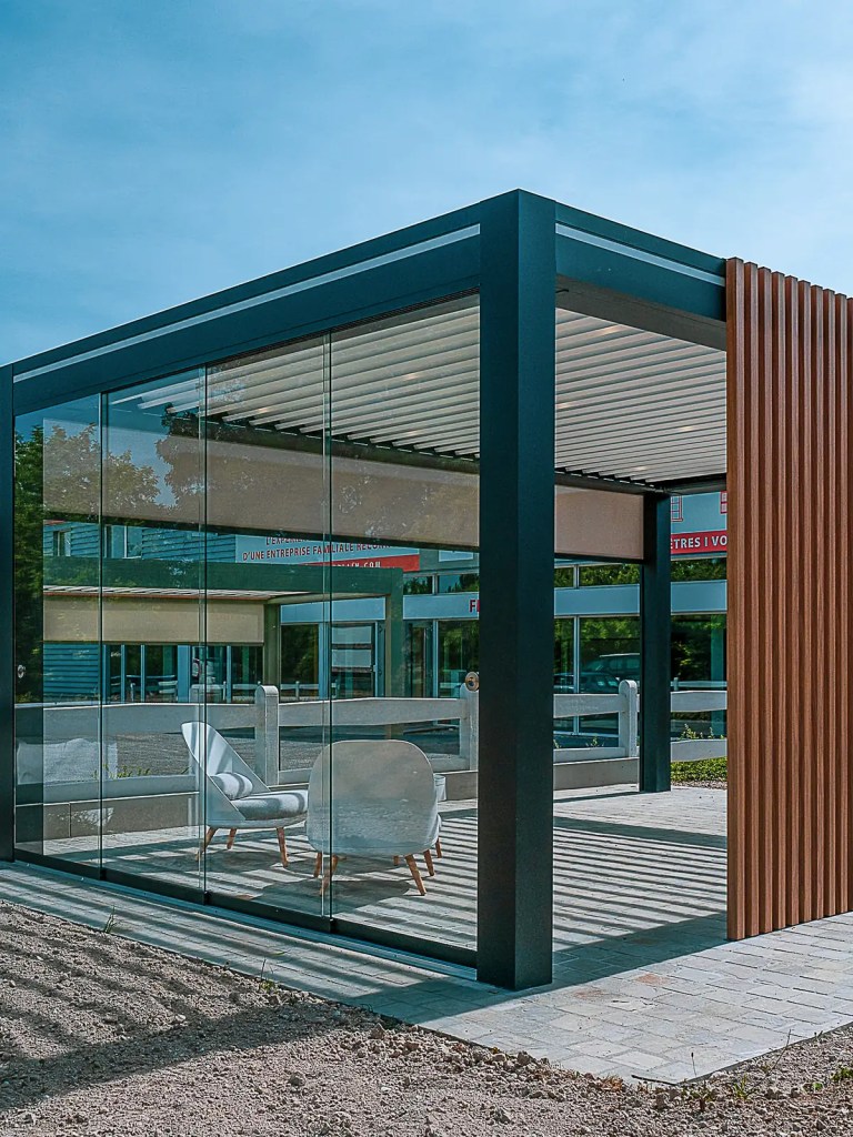 Pergola aluminium avec parois vitrées au showroom de Cormontreuil