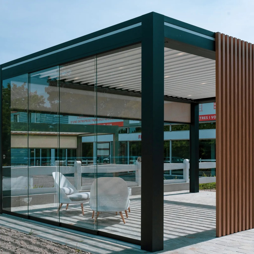 Pergola bioclimatique vitrée avec habillage bois au showroom de Cormontreuil