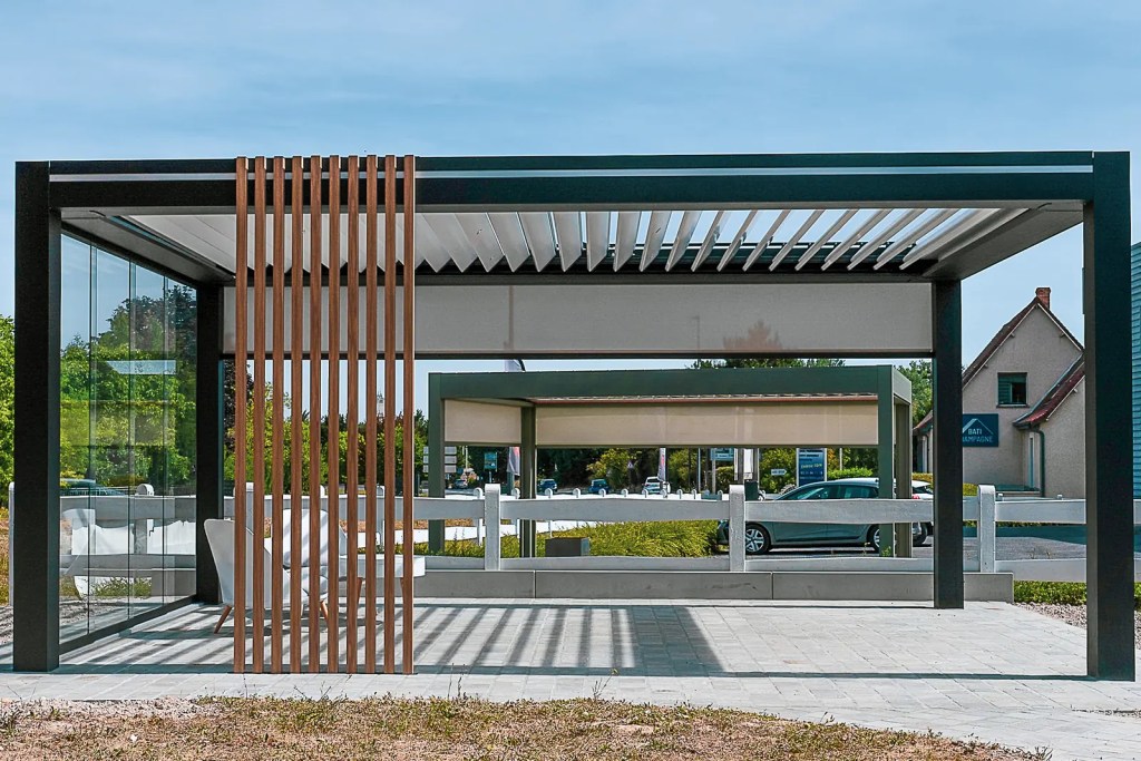 Pergolas exposées au showroom SMC Menuiseries de Cormontreuil