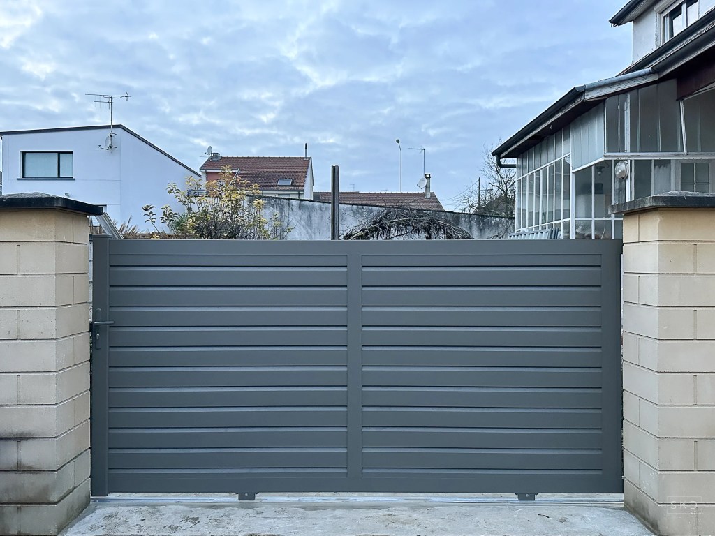 Portail aluminium gris à lames horizontales à Reims