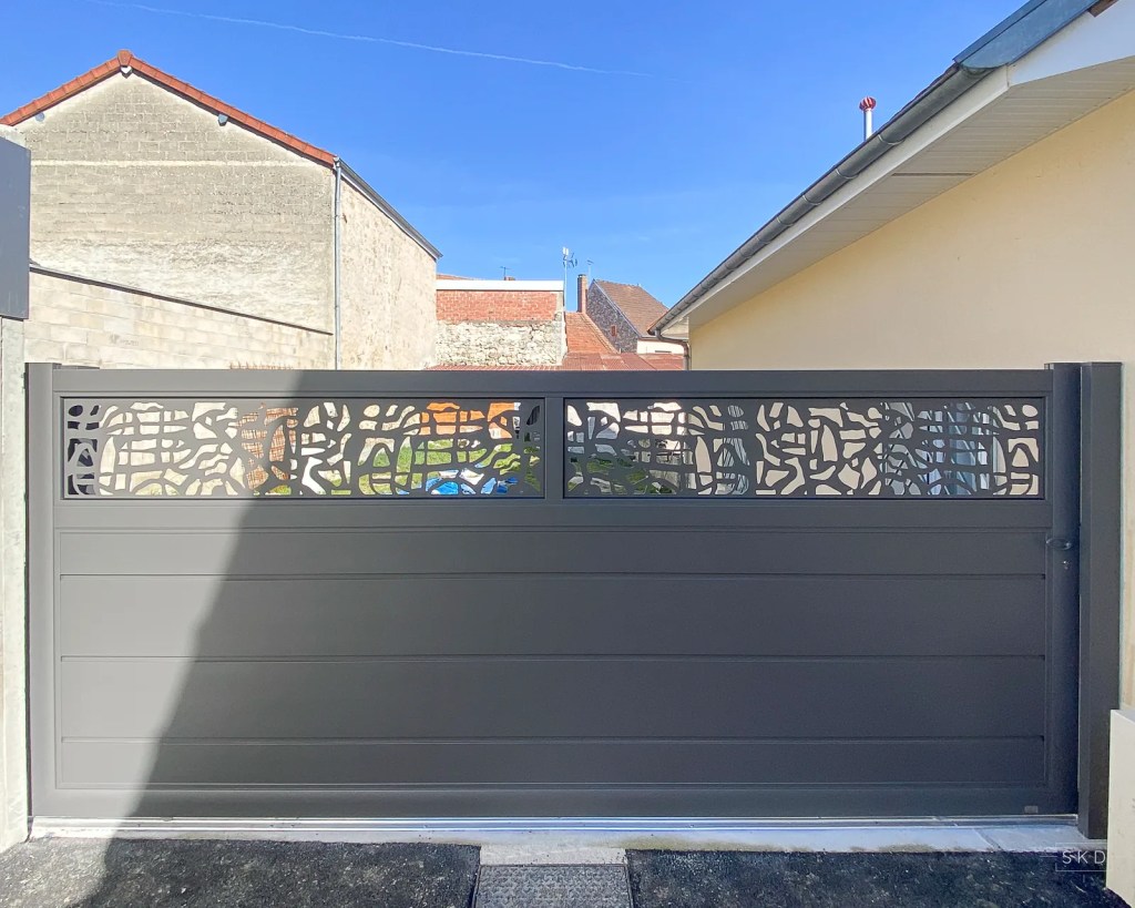 Portail à motif découpé, posé par SMC Menuiseries
