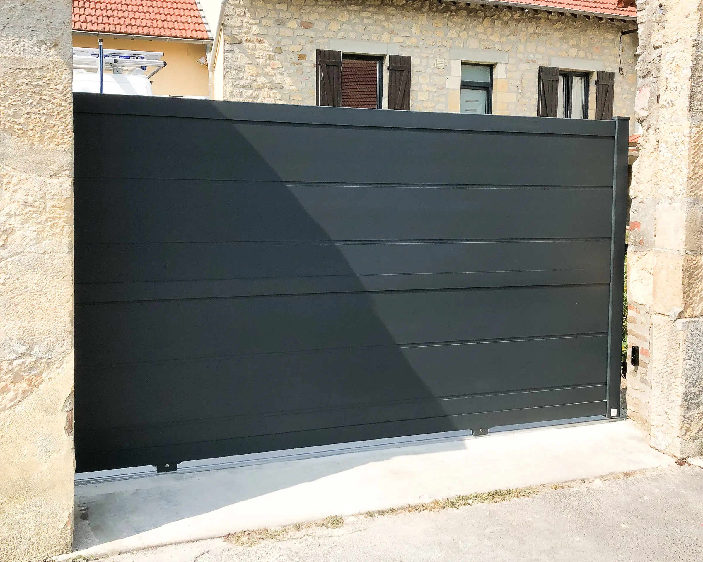 Portail coulissant ou battant : comment choisir le bon modèle pour votre entrée