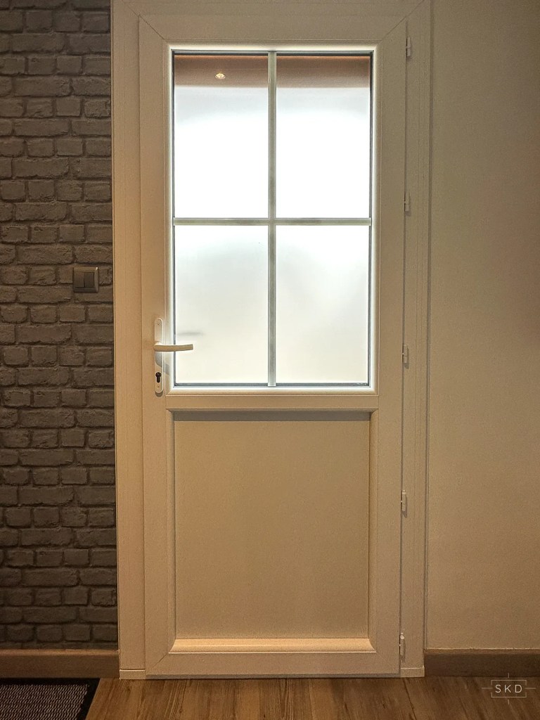 Porte blanche à petits bois, posé par SMC Menuiseries