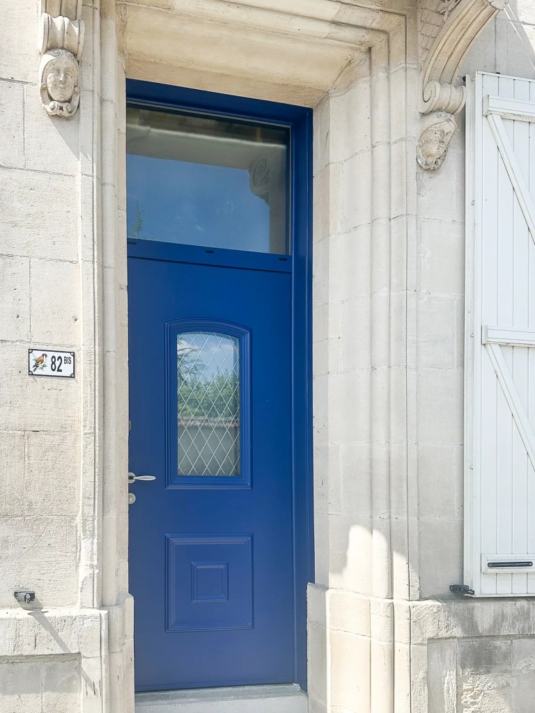 Porte bleue et imposte, posé par SMC Menuiseries