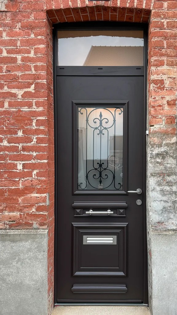 Porte noire à ferronnerie, posé par SMC Menuiseries