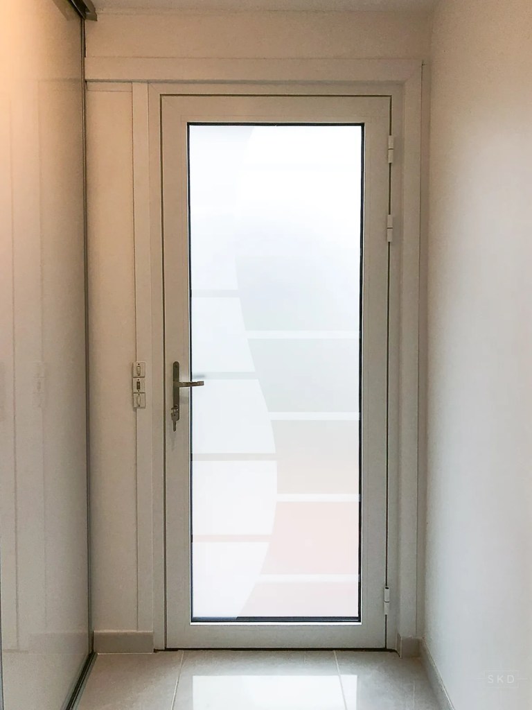Porte vitrée blanche, posé par SMC Menuiseries