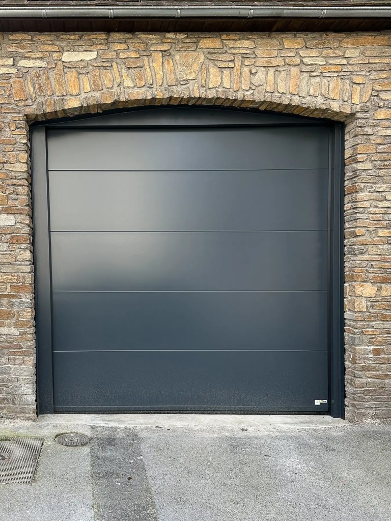 Porte de garage anthracite, posé par SMC Menuiseries