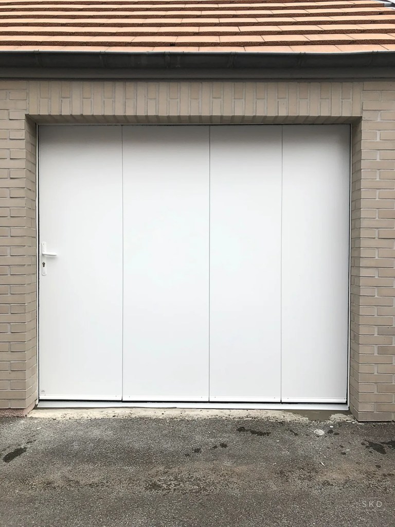 Porte de garage sectionnelle blanche dans la Marne