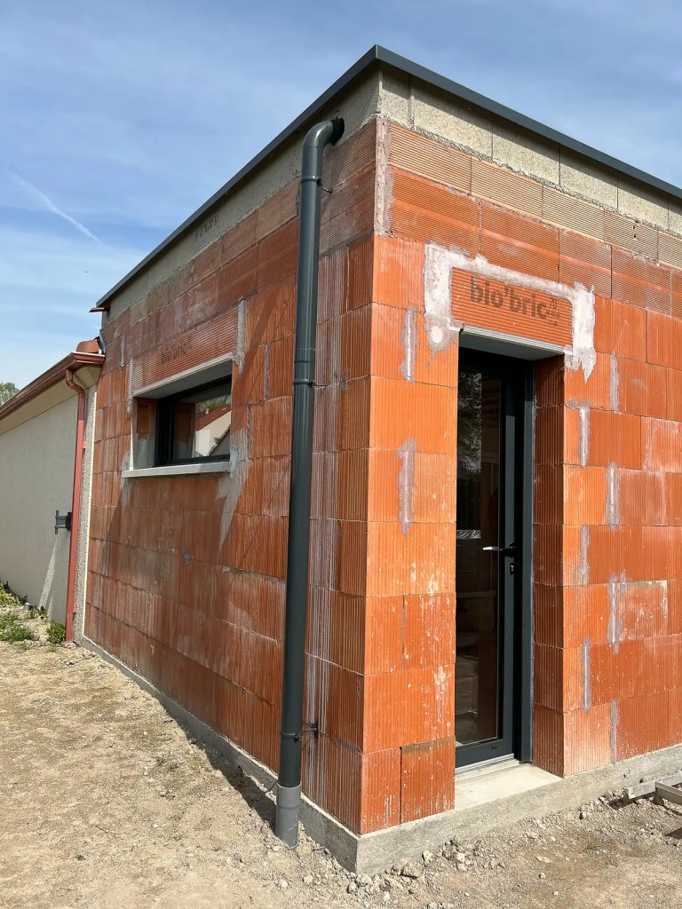 Porte de service posée sur une maison neuve en construction dans la Marne