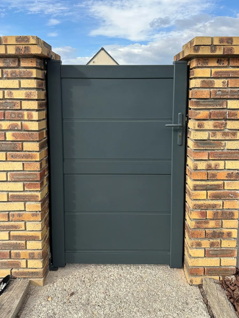 Portillon aluminium, posé par SMC Menuiseries