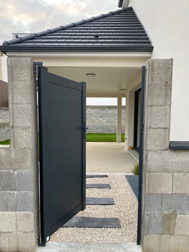 Portillon aluminium anthracite ouvert dans la Marne